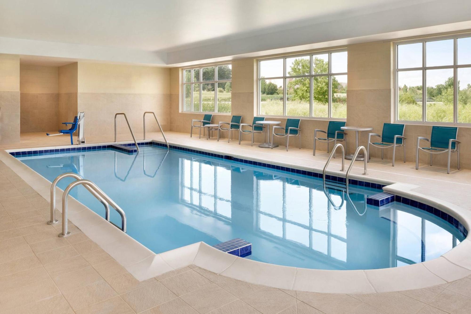 Towneplace Suites By Marriott Milwaukee Grafton Extérieur photo